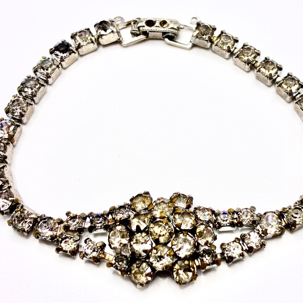 Vintage Sparkly Flower Rhinestone Bracelet in a Silver Tone 6.5” Inches